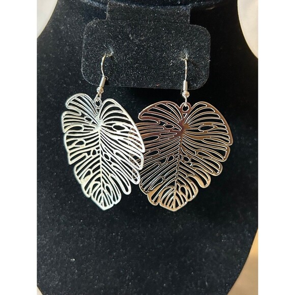 Paparazzi Silver Tone Leaf Earrings - Picture 1 of 3